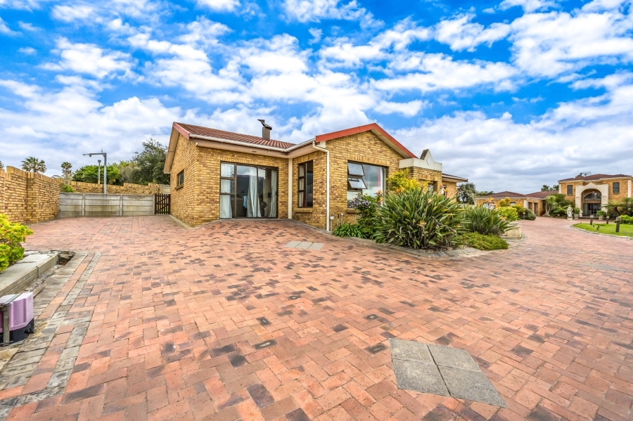 9 Bedroom Property for Sale in Vierlanden Western Cape